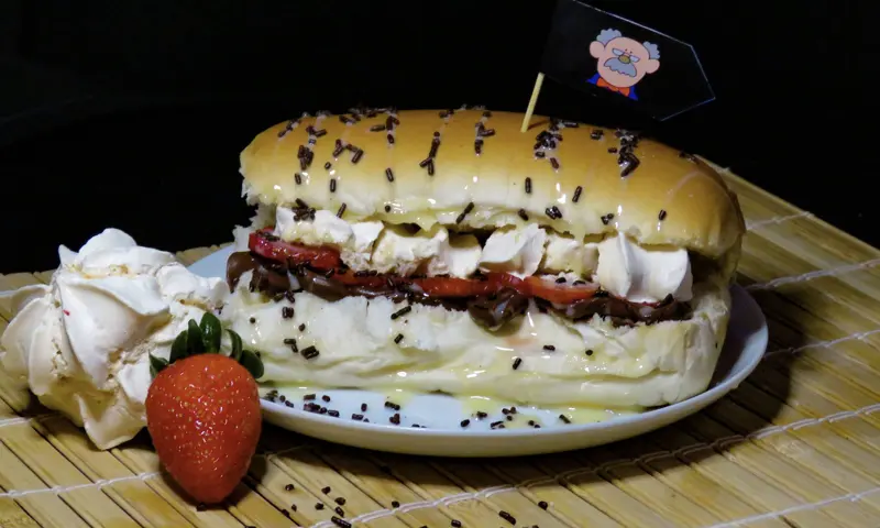 Hot dog doce Sensação com morango, chocolate, leite condensado e suspiro