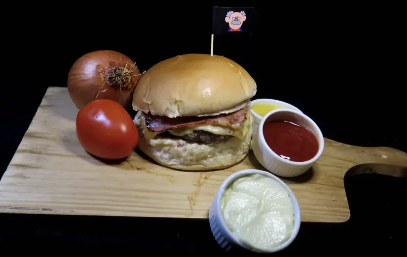 X-Burguer do Seu Zé com hambúrguer, mussarela e presunto